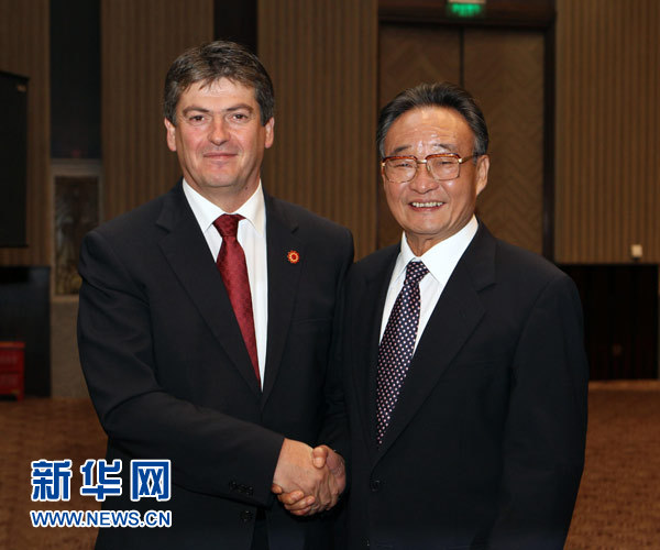     10月1日，全国人大常委会委员长吴邦国在上海西郊宾馆会见前来出席上海世博会中国国家馆日活动的阿尔巴尼亚总统托皮。 新华社记者 兰红光 摄
