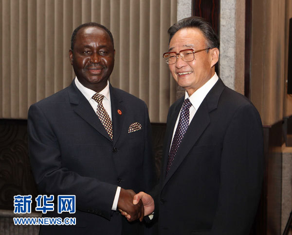     10月1日，中共中央政治局常委、全国人大常委会委员长吴邦国在上海会见前来出席上海世博会中国国家馆日仪式的中非总统博齐泽。 新华社记者 兰红光 摄