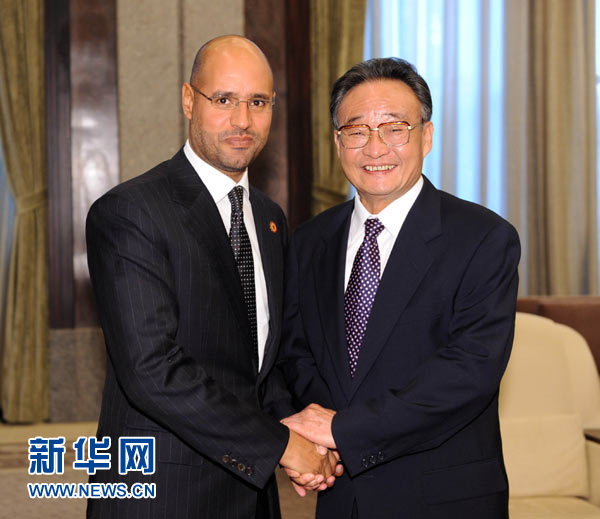     10月1日，中共中央政治局常委、全国人大常委会委员长吴邦国在上海会见前来出席上海世博会中国国家馆日仪式的利比亚国际慈善和发展机构主席赛义夫。 新华社记者 李涛 摄