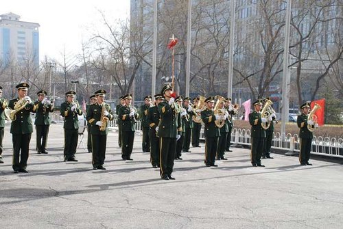 组图:全国人大三次会议青海代表团抵京